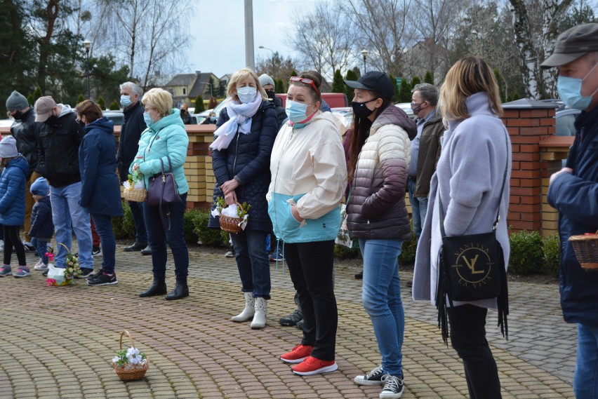 Ostrołęka. Parafia pw Zbawiciela Świata. Święcenie pokarmów odbyło się przed kościołem. Zdjęcia