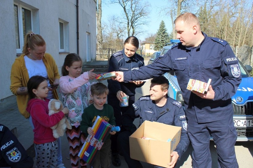 Maluchy z Ukrainy obdarowane przez policjantów z powiatu...