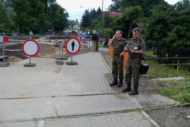 Wojskowi obejrzeli zapadlisko na Powstańców Śl. w Głuchołazach, ale dziennikarzom nie powiedzieli, czy mogą pomóc.