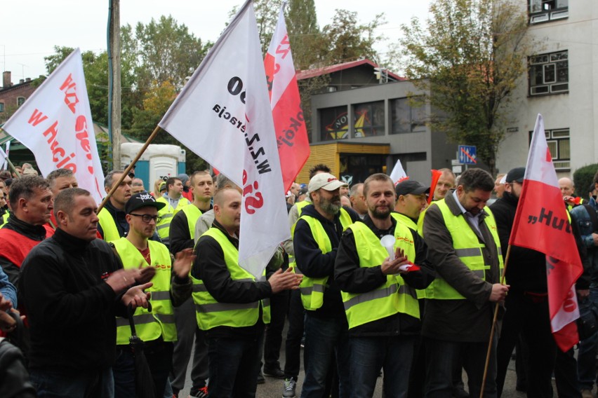 Pikieta przed Hutą Pokój w Rudzie Śląskiej