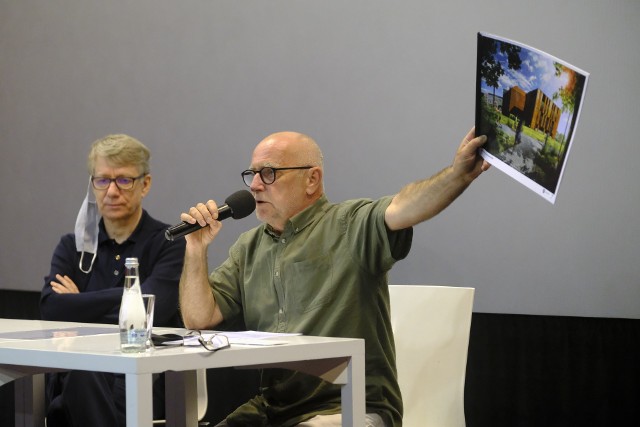 Wacław Kuczma, tu jeszcze  jako dyrektor toruńskiego Centrum Sztuki Współczesnej, w towarzystwie Marka Żydowicza