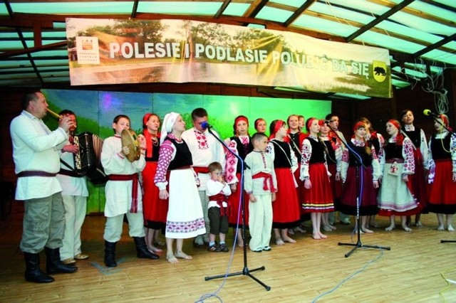 Dzieci i młodzież z ukraińskich zespołów folklorystycznych &#8222;Rankowa Rosa&#8221; i &#8222;Drużba&#8221; 4 lipca  wystąpiły przed goniądzką publicznością