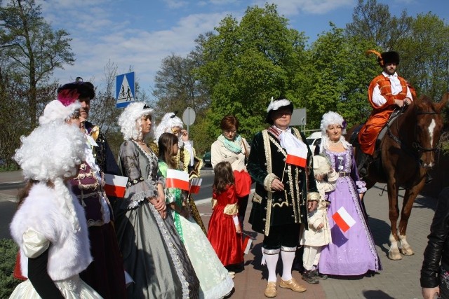 Szyku orszakowi dodawała wielopokoleniowa grupa w strojach historycznych 