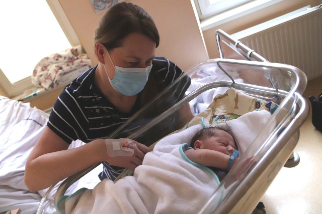 We włocławskim szpitalu przynajmniej do końca stycznia wstrzymane będą porody rodzinne. W tym roku w Wojewódzkim Szpitalu Specjalistycznym we Włocławku jako pierwszy urodził się chłopiec. Wiktor Awarski przyszedł na świat 1 stycznia o godzinie 4.47.