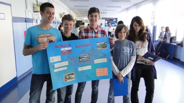 W ramach namawiania do nauki języków obcych uczniowie z gimnazjum numer 6 prezentowali w szkole atrakcje poszczególnych krajów europejskich.