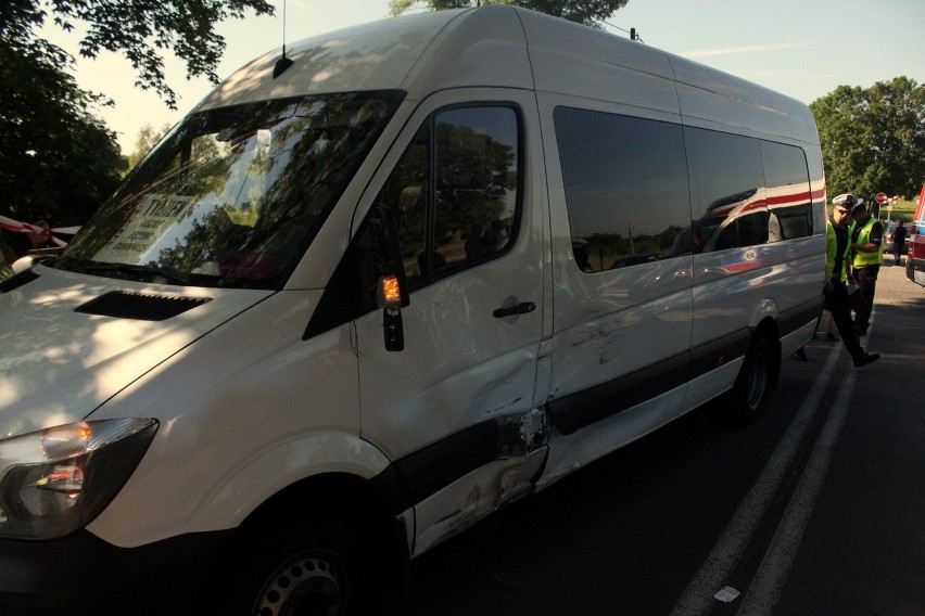 Wypadek w Tymieniu. Motocyklista zderzył się z busem [zdjęcia]