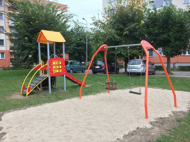 Nowy plac zabaw dla dzieci powstał przy ulicy Mickiewicza w Kozienicach.