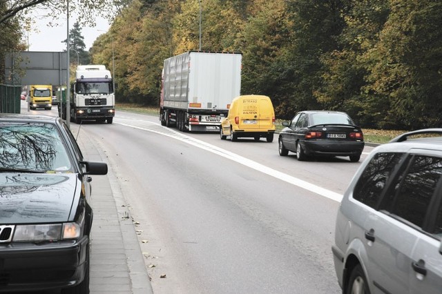 Kierowcy narzekają, że w godzinach szczytu na ulicy Kawaleryjskiej, zaraz za rondem przy jednostce wojskowej, tworzą się niepotrzebne korki. Gdyby pasy były tu inaczej namalowane, można by ich uniknąć.