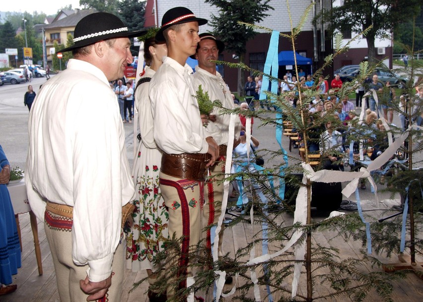 Odkryj Beskid Wyspowy. W sobotni wieczór wspięli się na Ćwilin, a w niedzielny poranek pokonali Łopusze Wschodnie