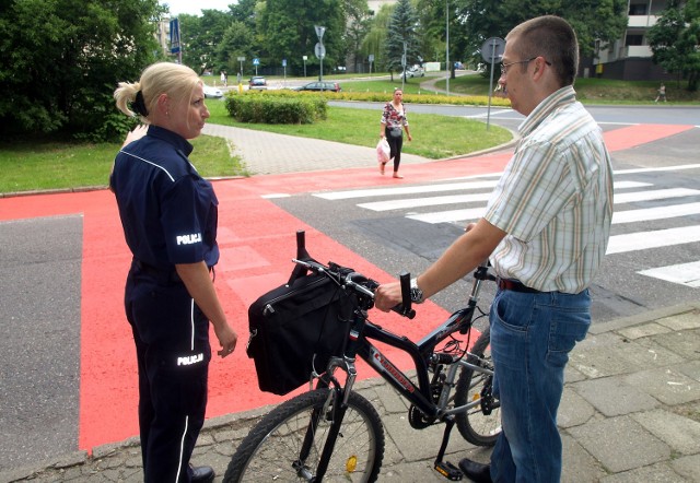 St. sierż. Monika Kosiec instruuje rowerzystę Łukasza Suwalskiego, jak zgodnie z przepisami poruszać się po kontrapasie. - Pomysł to dobry, ale pierwszy raz spotykam się z takim rozwiązaniem, potrzebne będą zatem szczegółowe informacje dla rowerzystów - podsumował koszalinianin. Rowerem porusza się chętniej niż autem (niedawno zdał egzamin na prawko! - gratulujemy), bo jak twierdzi, na dwóch kółkach wszędzie dostanie się szybciej!