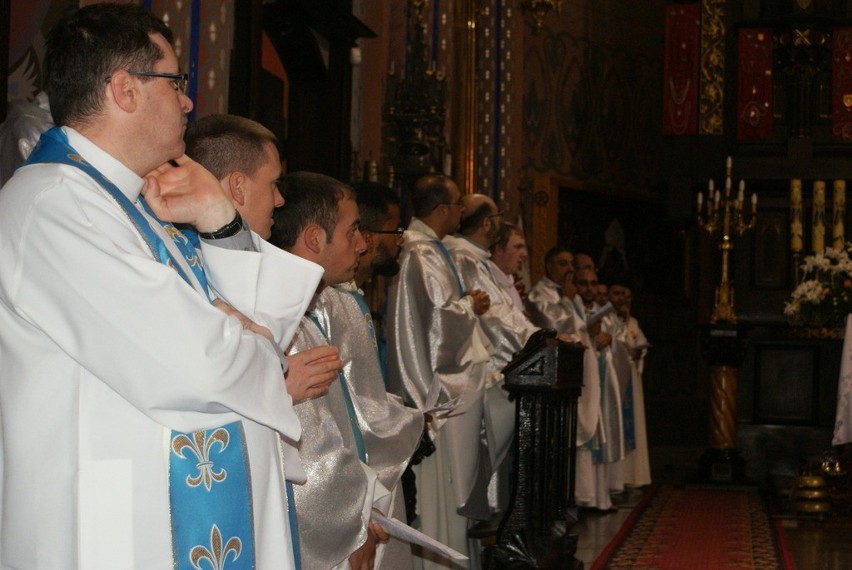 Goście z Włoch i Czech po mszy św. przeszli ulicami miasta...