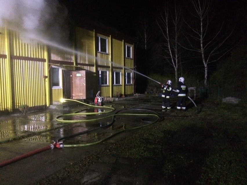 Pożar mieszkania w Łebie. 2 osoby poszkodowane [ZDJĘCIA, WIDEO]