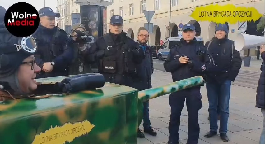 Warszawa: Tekturowy czołg "zaatakował" żołnierzy na placu Piłsudskiego. Szef MON składa zawiadomienie do prokuratury