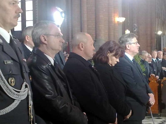 Ostatni z prawej stoi marszalek Bronislaw Komorowski, obok niego minister Barbara Kudrycka