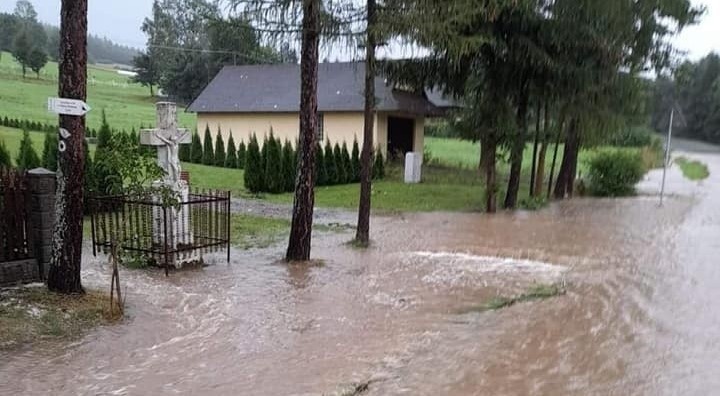 Nieokiełznany żywioł niszczył południe powiatu gorlickiego. Wiatr zrywał dachy, łamał drzewa, niszczył uprawy [ZDJĘCIA, VIDEO]