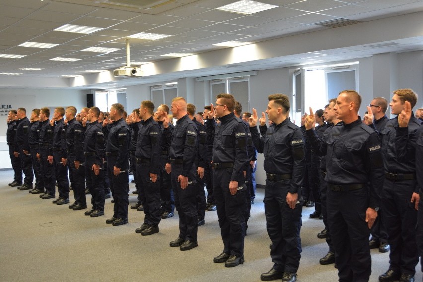 Uroczyste ślubowanie nowych policjantów garnizonu mazowieckiego. W szeregi policji wstąpiło 73 funkcjonariuszy 6.11.2023