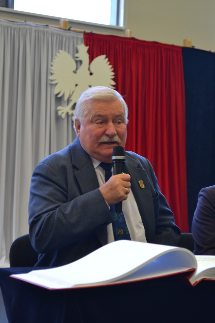 Lech Wałęsa z wizytą w szkole w Borkowie