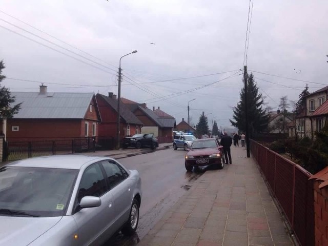 Do tego wypadku doszło w poniedziałek około godziny 13. Policjanci w miejscowości Krypno chcieli zatrzymać kierowcę BMW do kontroli. Ten zignorował polecenie policjantów i zaczął uciekać.