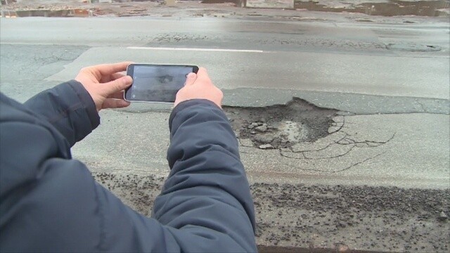 Uszkodziliśmy samochód, ponieważ nie zauważyliśmy dziury w...