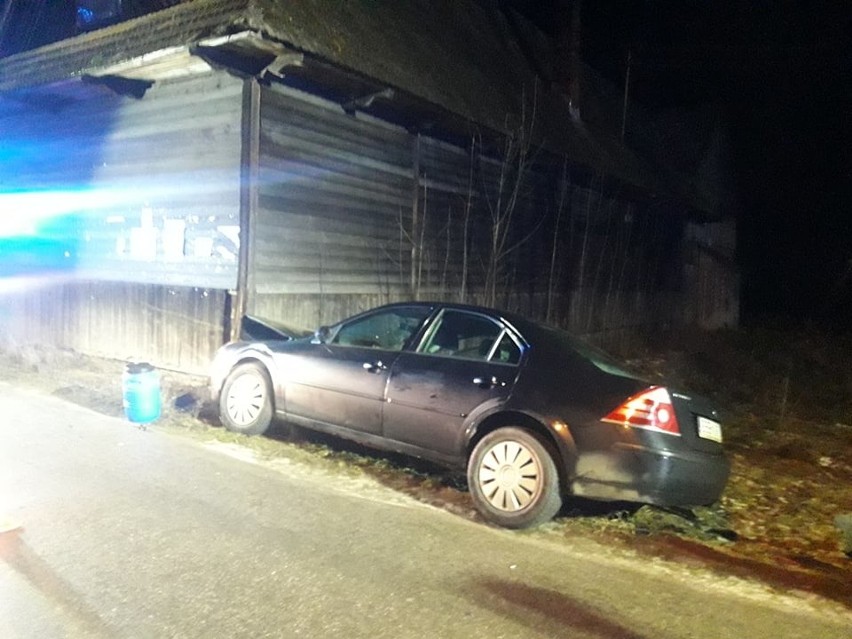 Białka Tatrzańska. Osobówka wjechała w drewniany, zabytkowy budynek