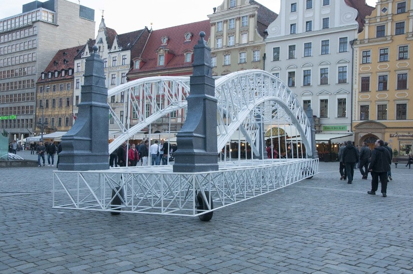Świetlny pokaz i parada kapeluszników - tak zaprezentowały się wrocławskie mosty (ZDJĘCIA)