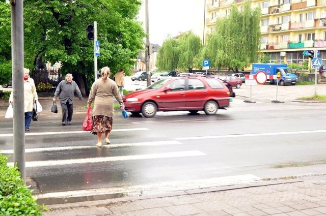 Piesi mają spore problemy, żeby przejść przez ulicę Okulickiego przy wyłączonej sygnalizacji świetlnej.