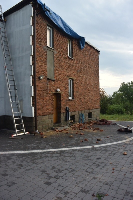 Trąba powietrzna przeszłą przez Gaszowice. W usuwaniu...