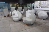 Nowe miejsca odpoczynku na rynku w Chorzowie. Betonowe leżanki i siedziska [ZDJĘCIA]