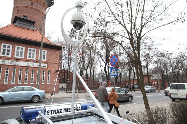 Kamera zarejestruje czy piesi przechodzą przez jezdnię w dozwolonym miejscu oraz czy kierowcy ustępują im pierwszeństwa.