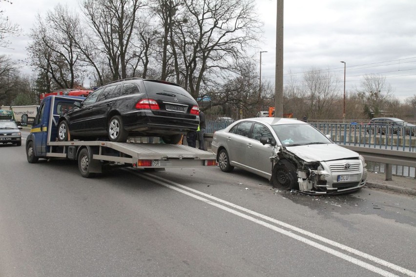 Wypadek na moście Średzkim w Leśnicy