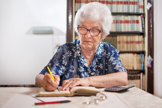 Dłużnikami wśród seniorów częściej są kobiety, które przejmują zobowiązania po swoich mężach.