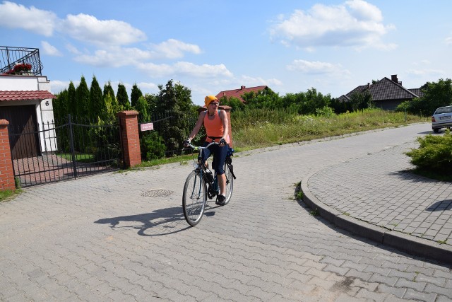 Prawie pół setki biegaczy i kilkanaścioro rowerzystów  pokonywało dystans 84 km wokół powiatu aleksandrowskiego w IV Dwumaratonie Kujawskim. W każdej gminie i mieście organizowano postoje. Oto jak podejmowano uczestników biegu w Łazieńcu (gm. Aleksandrów Kujawski) i w Aleksandrowie Kujawskim.>> Najświeższe informacje z regionu, zdjęcia, wideo tylko na www.pomorska.pl 