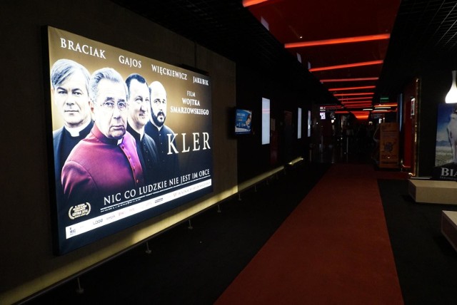 "Kler" obejrzało dotychczas 4 536 mln widzów. To rekord wśród filmów wyświetlanych w polskich kinach w XXI wieku. Film w reżyserii Wojciecha Smarzowskiego popularnością przebił w miniony weekend "Quo Vadis", który obejrzało 4 302 mln widzów.