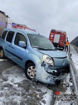 Dwie kolizje na autostradzie A4 koło Tarnowa, na śliskiej nawierzchni kierowcy stracili panowanie nad pojazdami. Zdjęcia