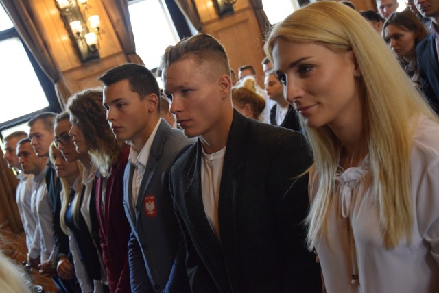 W czwartek, 12 października, studenci Zamiejscowego Wydziału Kultury Fizycznej zainaugurowali uroczyście rok akademicki. Rozpoczęło go 650 osób, w tym 303 studentów 3-letnich studiów licencjackich na wychowaniu fizycznym i dietetyce, 5-letniej fizjoterapii oraz studenci wychowania fizycznego i fizjoterapii II stopnia. W trakcie inauguracji mistrzyni olimpijska kajakarka Karolina Naja przekazała uczelni kopię swoich medali. Zobacz też: Karolina Naja Najlepszym Lubuskim Sportowcem 2016Przeczytaj też:   Dni wolne od pracy w 2018 roku. Kiedy wziąć wolne, by mieć długi weekend? [TERMINY]