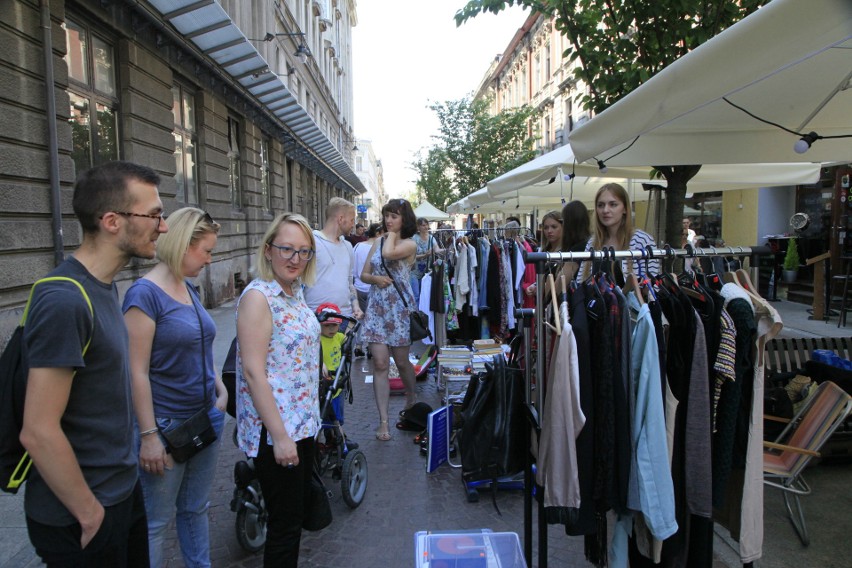 Rzeka rzeczy. Pierwszy pchli targ na woonerfie w ul. Traugutta [ZDJĘCIA]