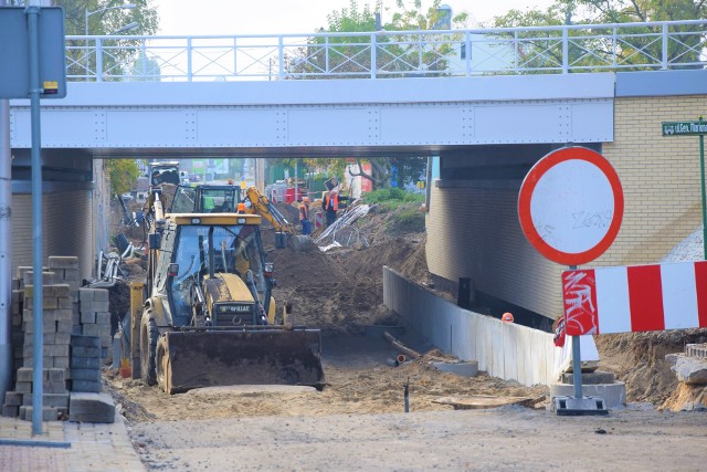 W drugiej połowie października mieli przejść tędy piesi. Do końca miesiąca zostało 8 dni, czy robotnicy zdążą na czas?