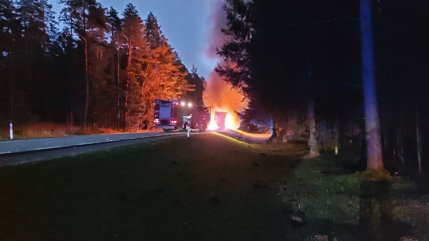 Rudnica. Pożar ciężarówki na drodze krajowej 65. Trasa Białystok - Bobrowniki była zablokowana [ZDJĘCIA]