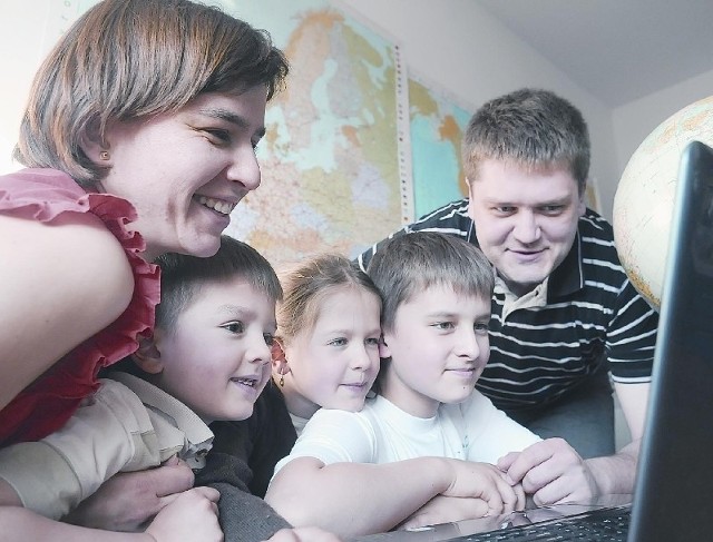 Rodzinka Wojtachów w komplecie, czyli mama Magda, tata Łukasz i dzieci: Zosia, Jakub i Filip 