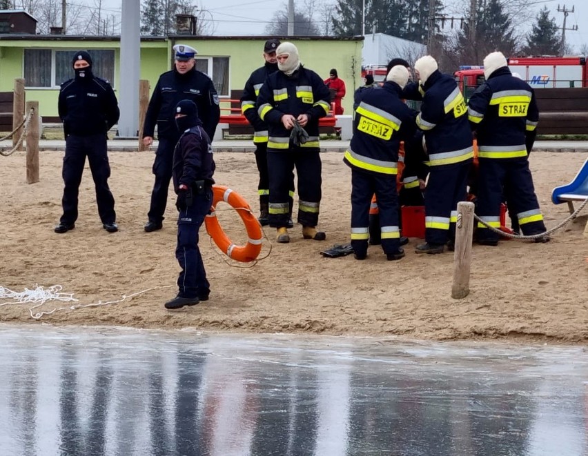 Pow. sokólski. "Człowiek wpadł do przerębla". Policjanci pod okiem strażaków szkolili się z ratownictwa na lodzie