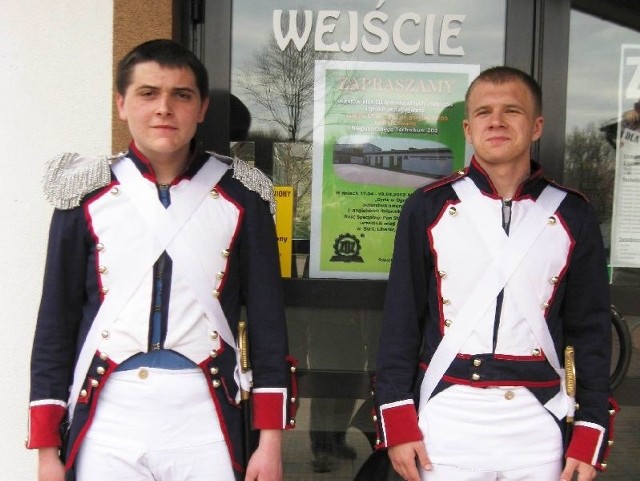 Uczniów gimnazjów witali umundurowani uczniowie ZDZ Starachowice Adrian Kowalski i Damian Wałęga