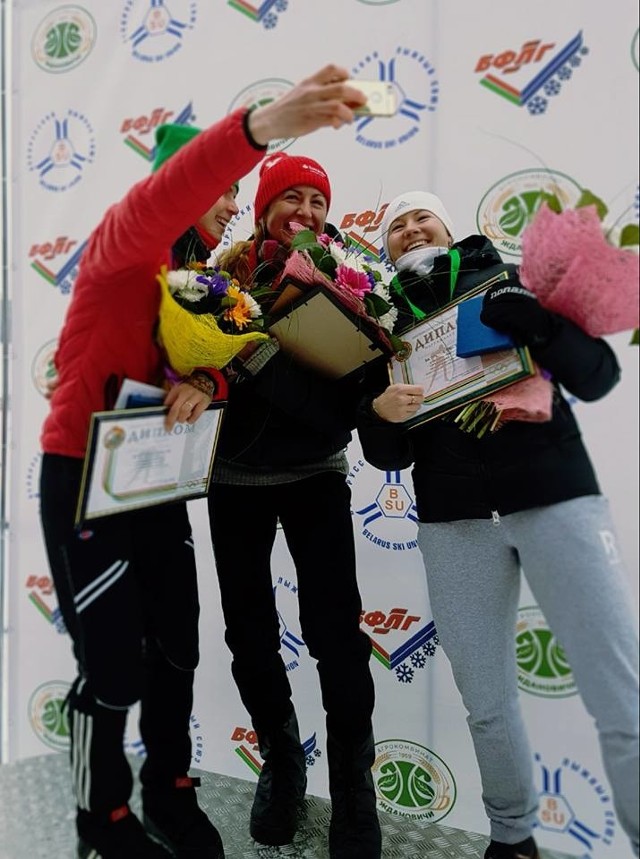 Najlepsze zawodniczki biegu w Raubiczach - w środku Justyna Kowalczyk