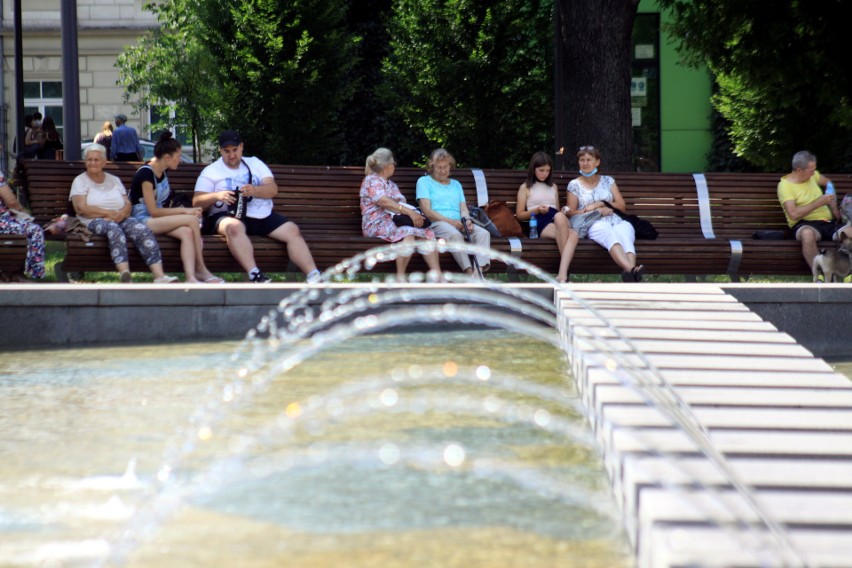 Spacerkiem po upalnym centrum Lublina. Można schłodzić się przy fontannie lub wypić lemoniadę. Zobacz zdjęcia