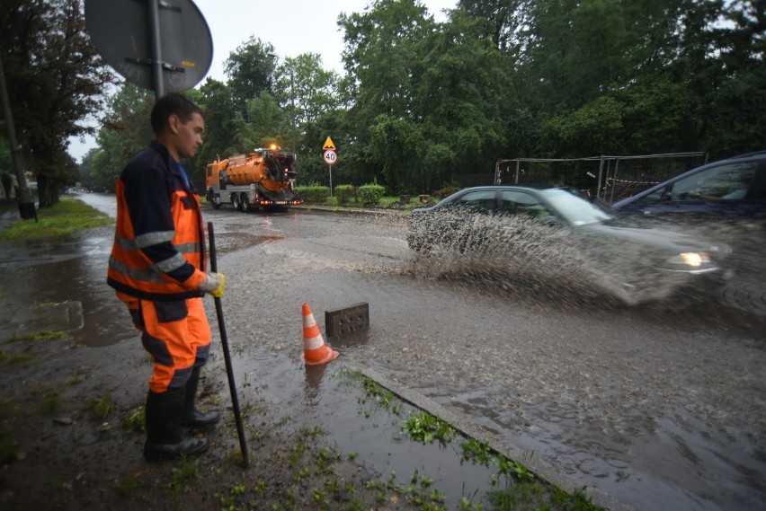 Oberwanie chmury w Zabrzu. Po burzy ulice to rwące rzeki....