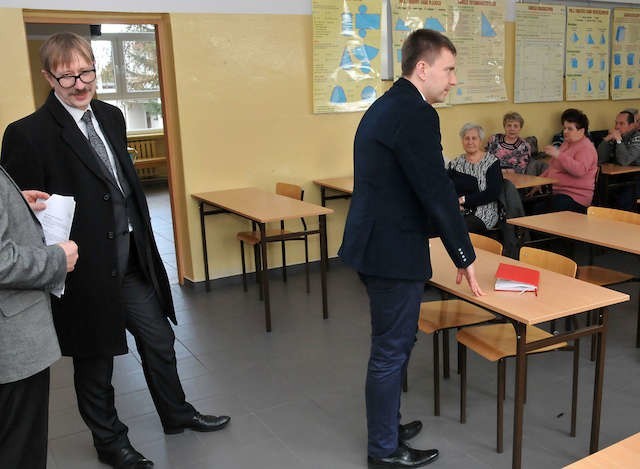 Wybory do rad osiedli nie cieszą się dużym zainteresowaniem. Janusz Czwojda, radny PO (po lewej), stwierdził, że rady są niepotrzebne.