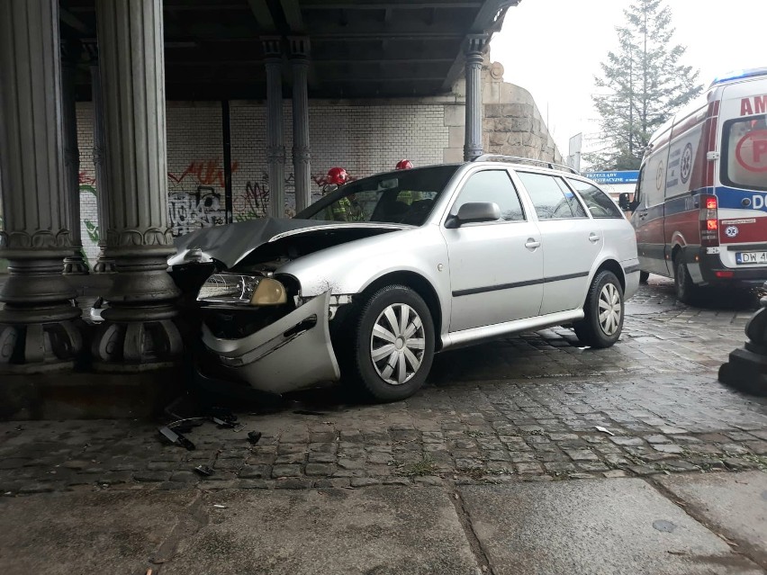 Auto uderzyło w filar wiaduktu kolejowego w centrum Wrocławia [ZDJĘCIA]