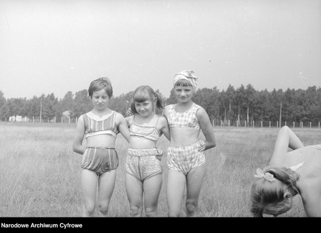 W PRL-u kolonie dla dzieci były do siebie podobnie. Maluchy często spędzały wakacje nad jeziorem, wśród drzew, z dala od głównych atrakcji turystycznych. Na zdjęciu: kolonie dla dzieci w Krzewicy (1966 rok).