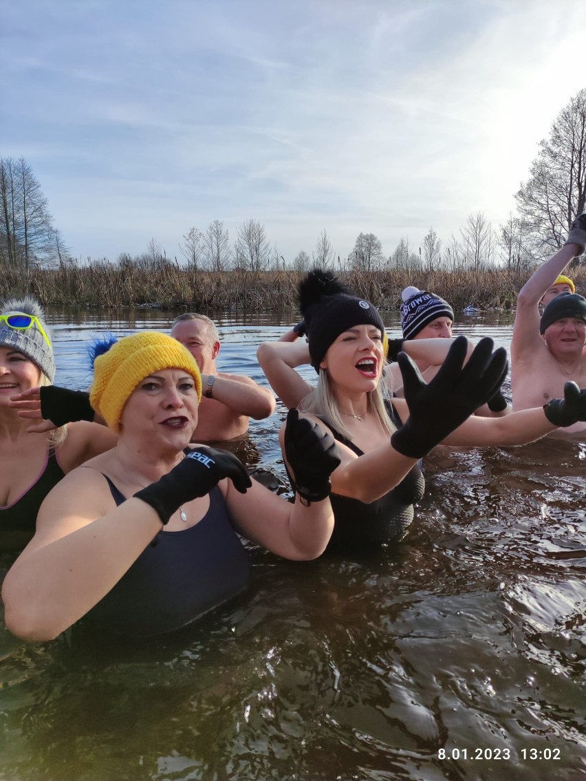 Morsowanie w Wasilkowie z Podlaskim Klubem Morsów. Kilkadziesiąt osób zażyło lodowatej kąpieli w Supraśli. Zobacz zdjęcia