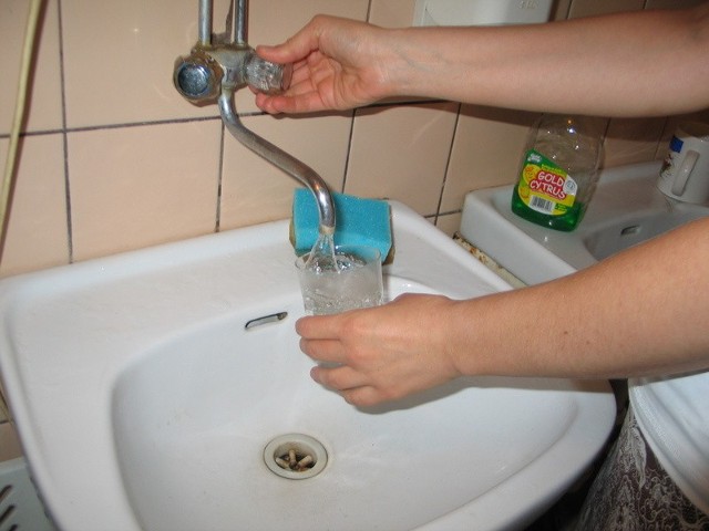 Aby zabić uciążliwy zapach chloru z miejskiego wodociągu, sanepid zaleca gotowanie wody w otwartych garnkach.