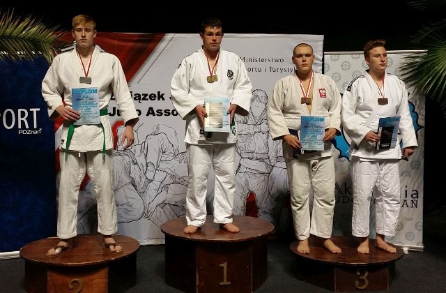 Wiktor Mazurczak (drugi z lewej) wygrał w kategorii +90 kilogramów.
